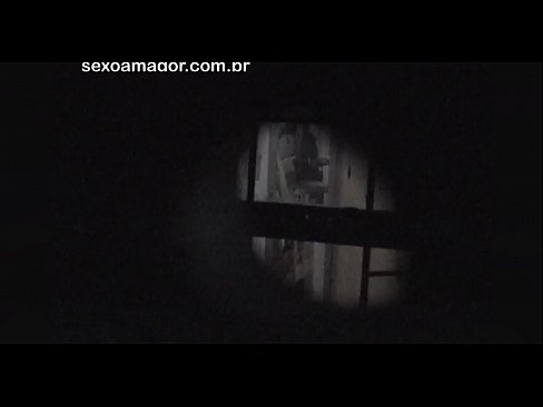 ❤️ Блонди ба таври махфӣ аз ҷониби як сайёҳи ҳамсоя, ки паси хиштҳои холӣ пинҳон шудааст, сабт мешавад ️❌ Суперпорно дар мо