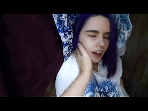 ❤️ Хоҳарамро дар ҷевон ёфт ва ба ӯ кӯмак кард ️❌ Суперпорно дар мо